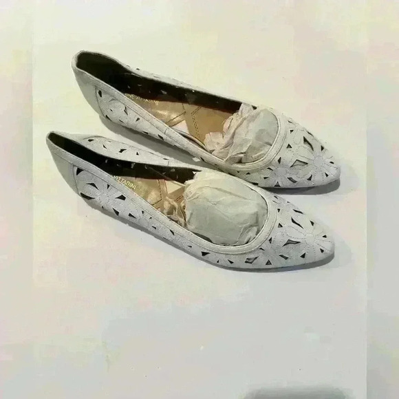 Sz. 9.5 Adrienne Vittadini White Shoes for Women - Picture 4 of 6